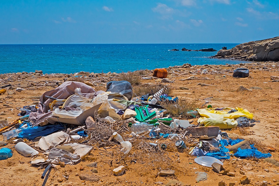 plage pleine de plastique