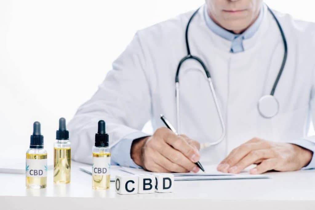 médecin vérifiant conformité de cbd