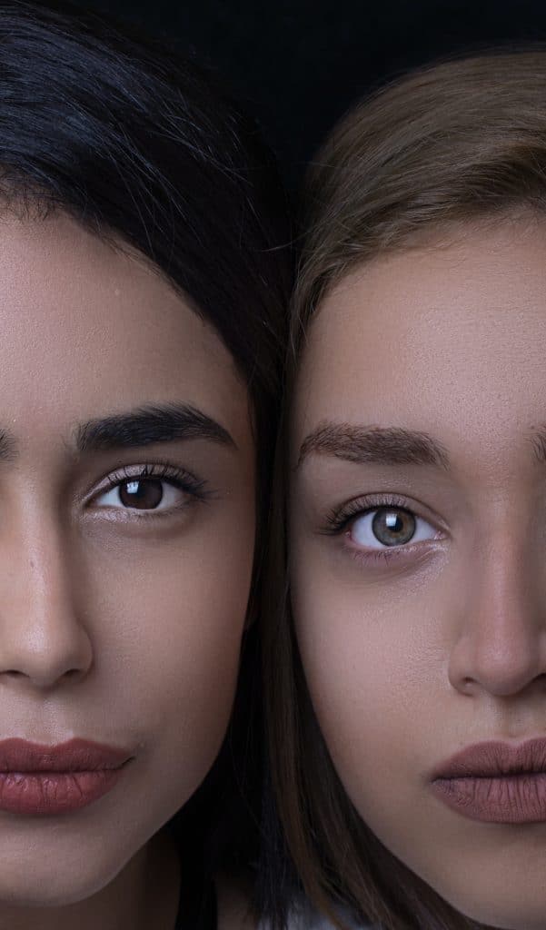 2 jeunes femmes avec une belle peau