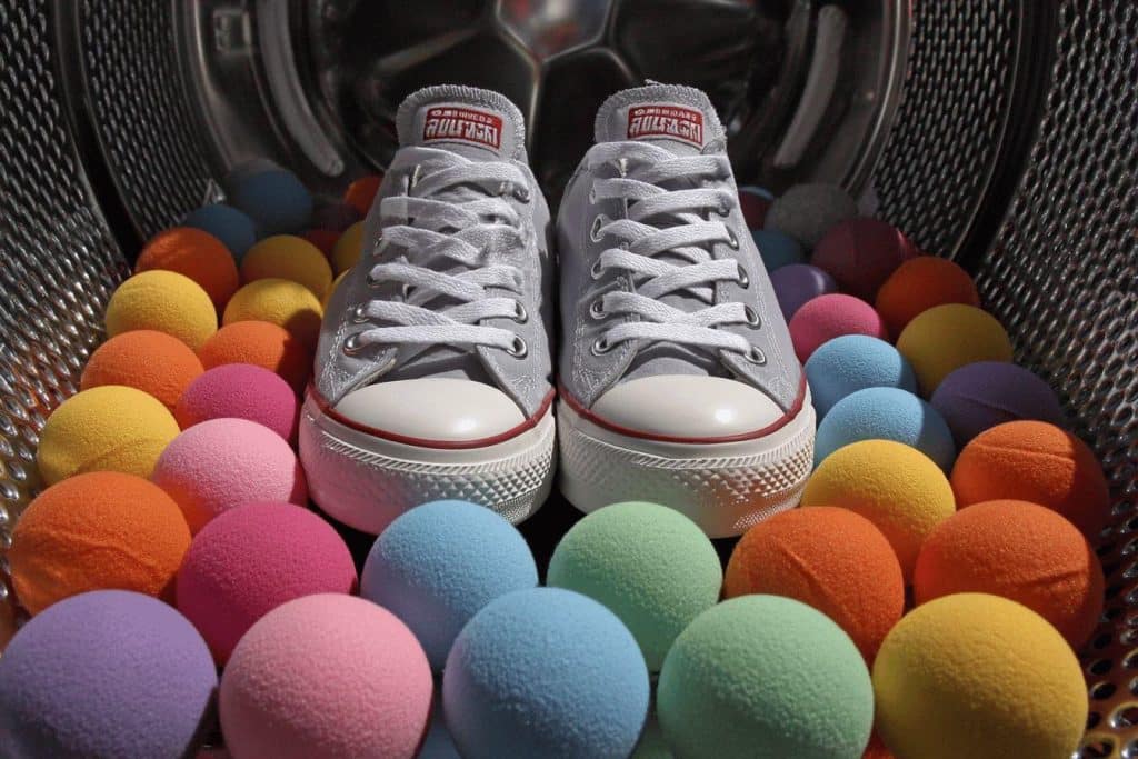 Alternatives aux balles de tennis dans votre sèche-linge : 5 solutions économiques et efficaces