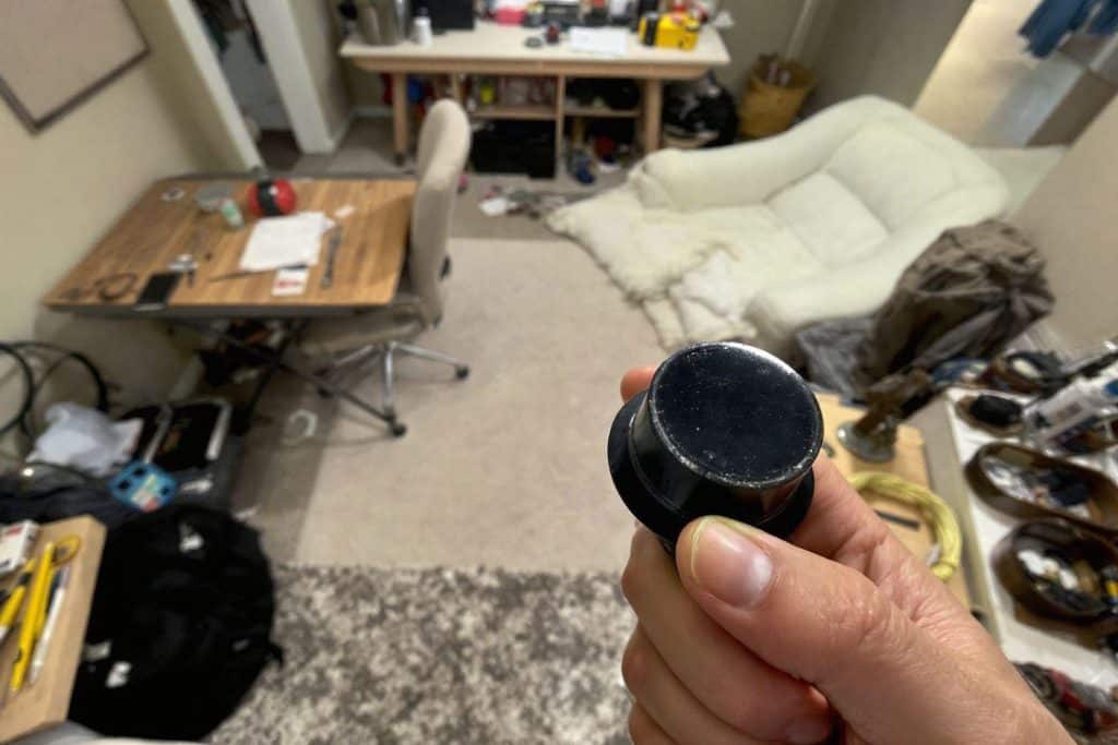 Comment fixer solidement des objets lourds sans percer ni abîmer vos murs