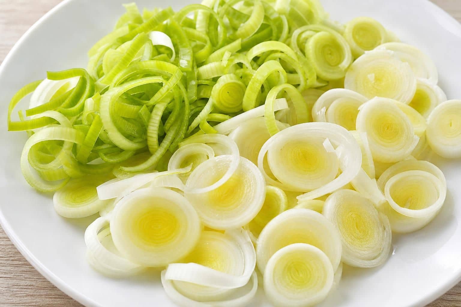 découvrez la fondue de poireaux, une base incontournable de la cuisine, et explorez ses nombreuses déclinaisons savoureuses pour sublimer vos plats.