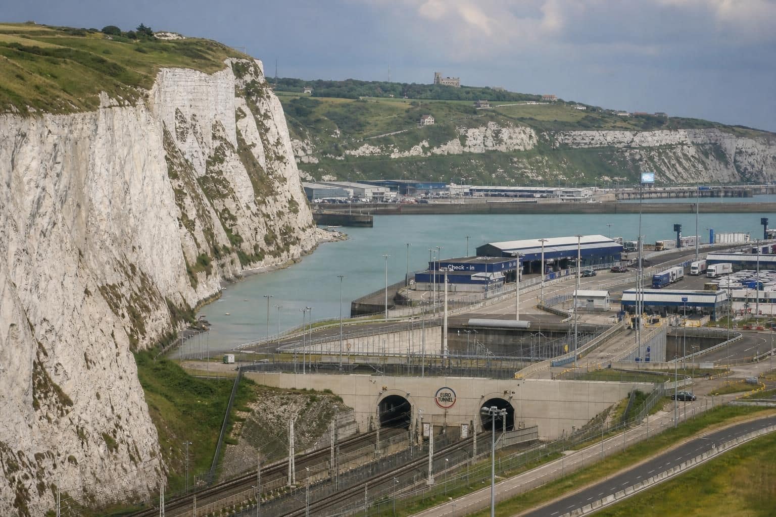 découvrez le tunnel sous la manche : son histoire fascinante, des chiffres surprenants et des faits méconnus qui vous étonneront.