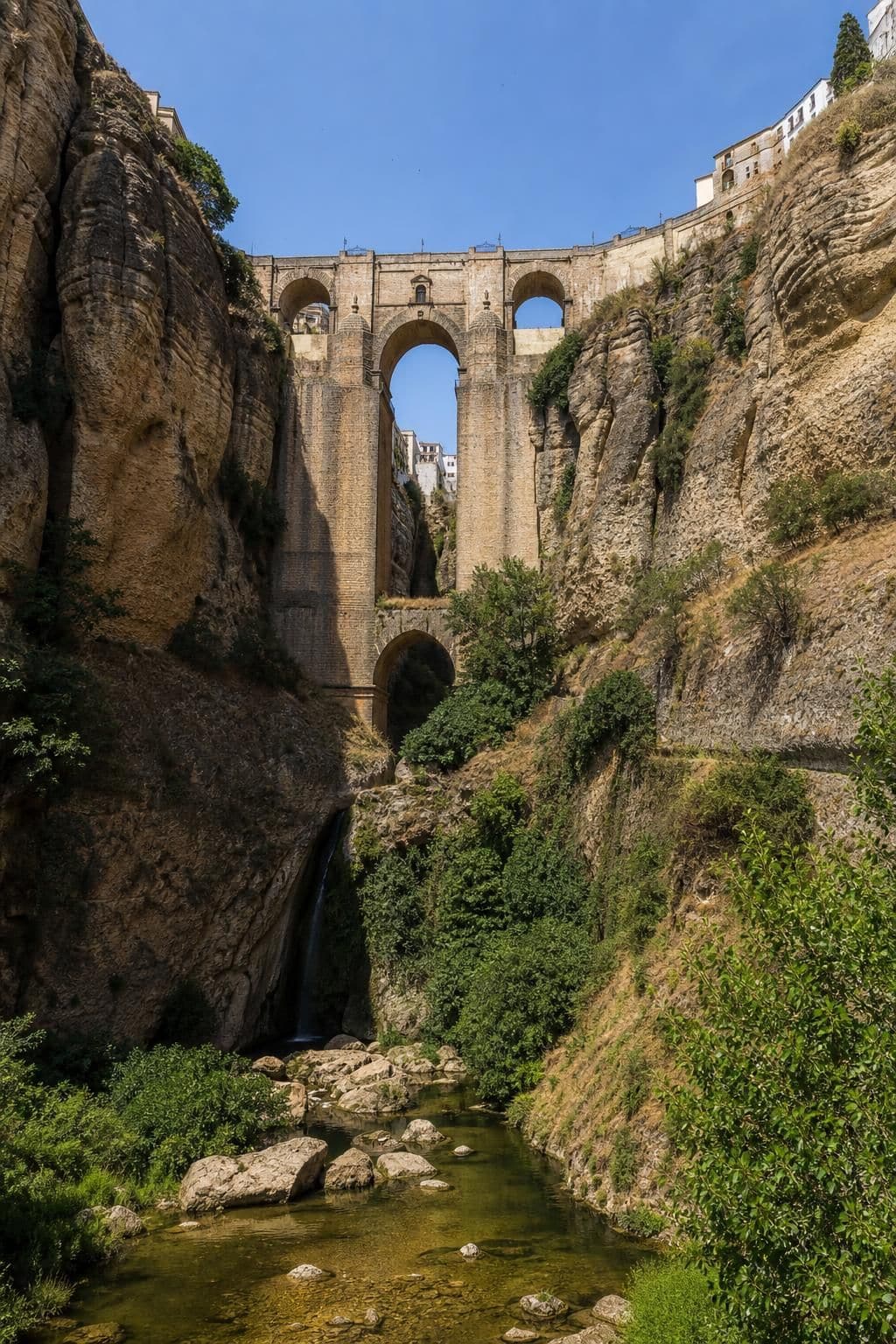 découvrez ronda en espagne, ses célèbres ponts impressionnants, les spectaculaires gorges, et les raisons pour lesquelles une seule journée ne suffit pas pour tout explorer.